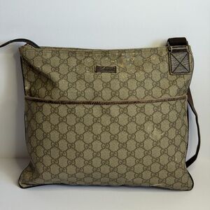 Gucci GG Supreme Shoulder Bag in beige PVC leather